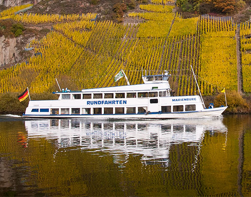 Moselrundfahrtschiff im Herbst