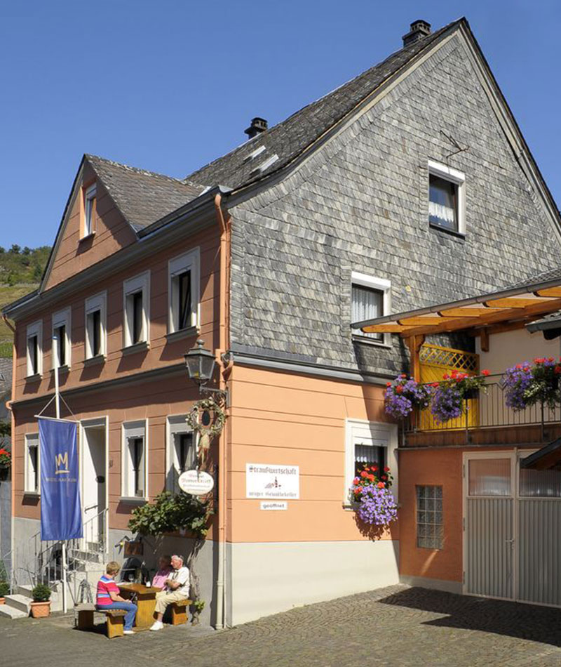 Blick von der Straße auf das Ferienweingut Croeff